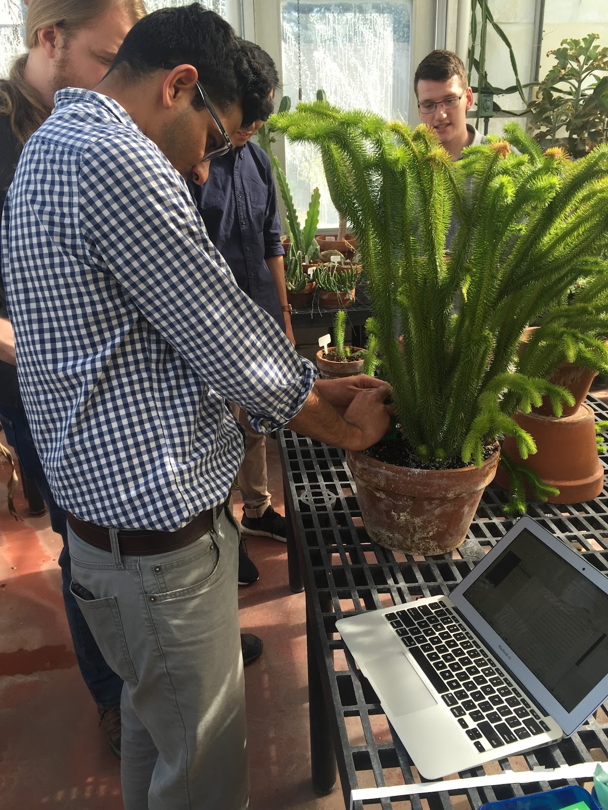 在溫室裡更換新機器的巴布與CS115學生們